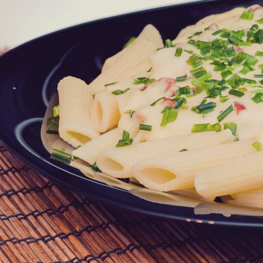 Bord penne met roomsaus en bieslook