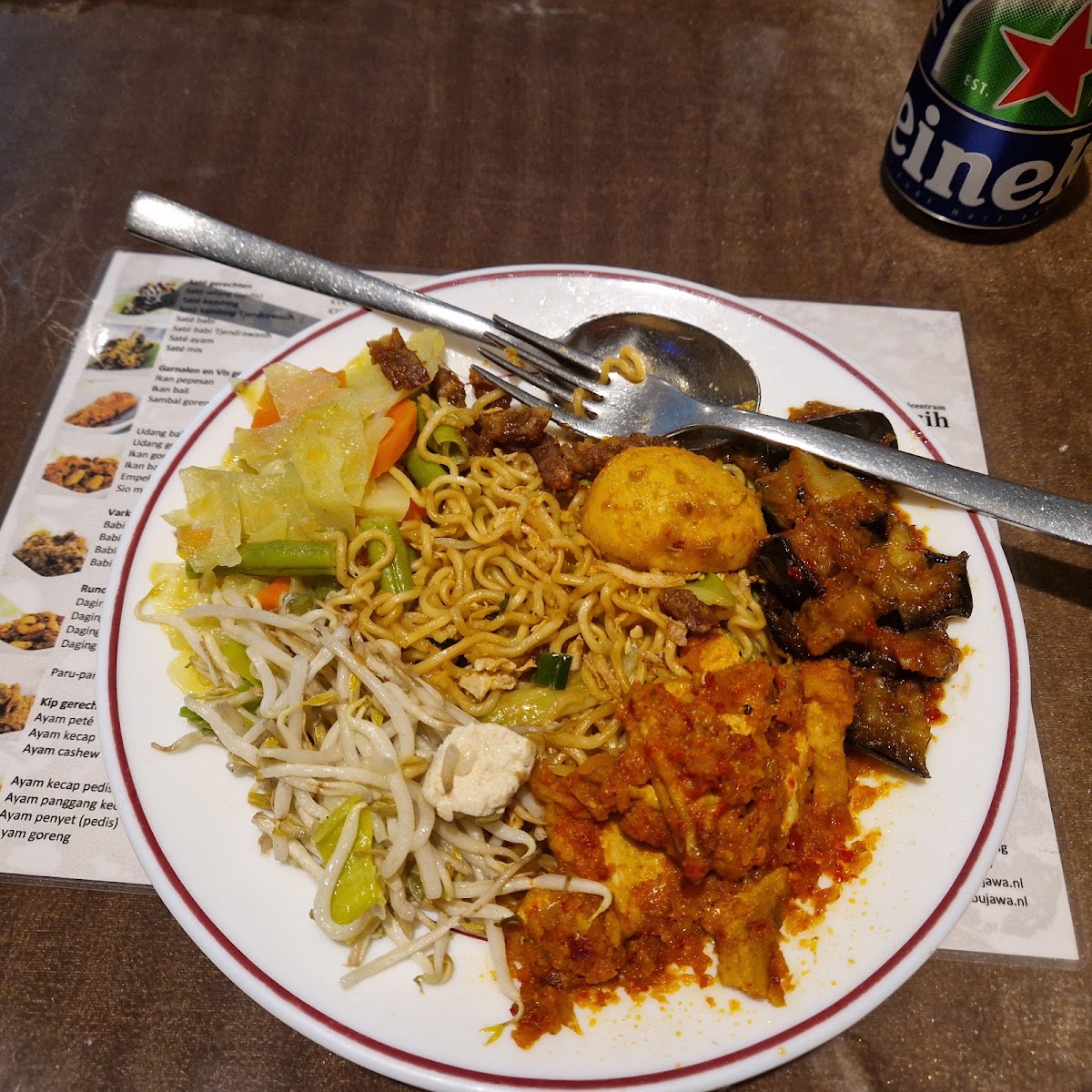 Bord rames met bami, taugé, telur, terong balado en sambal goreng tempe.